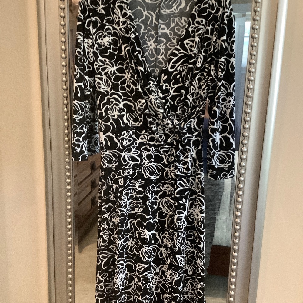 Chico’s blk/white dress. Size 1 (6-8).